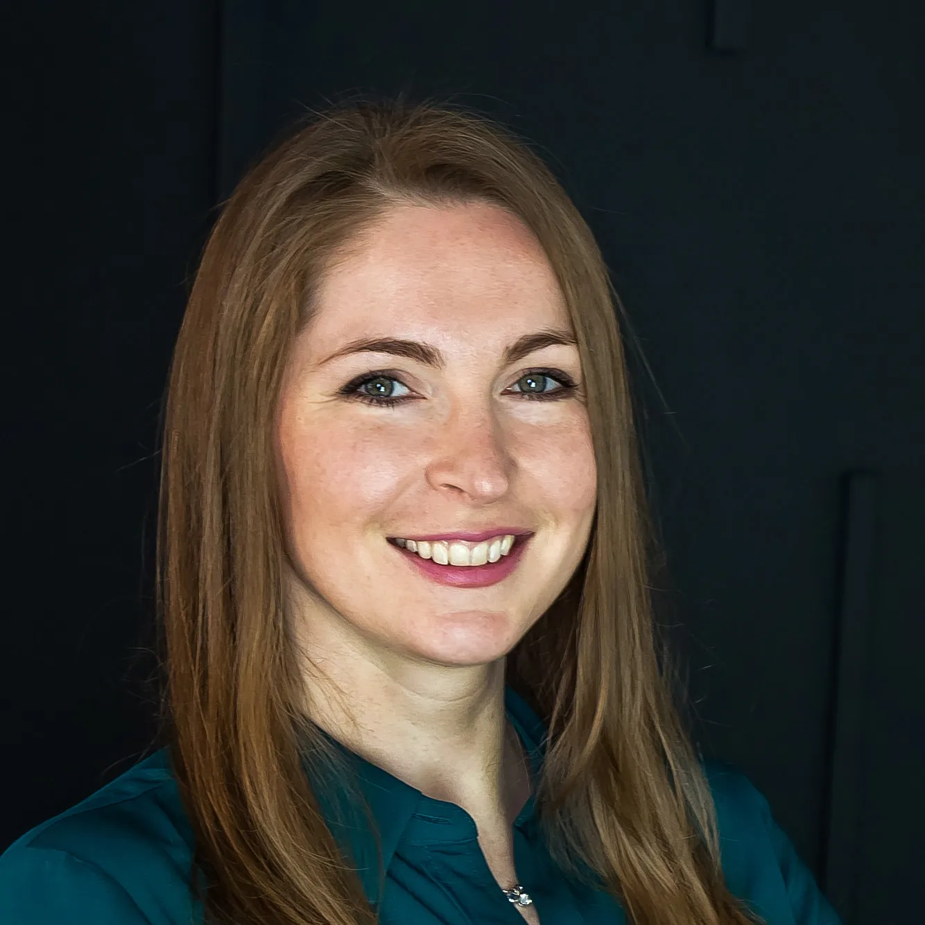 Portrait photo of Elena Alexander