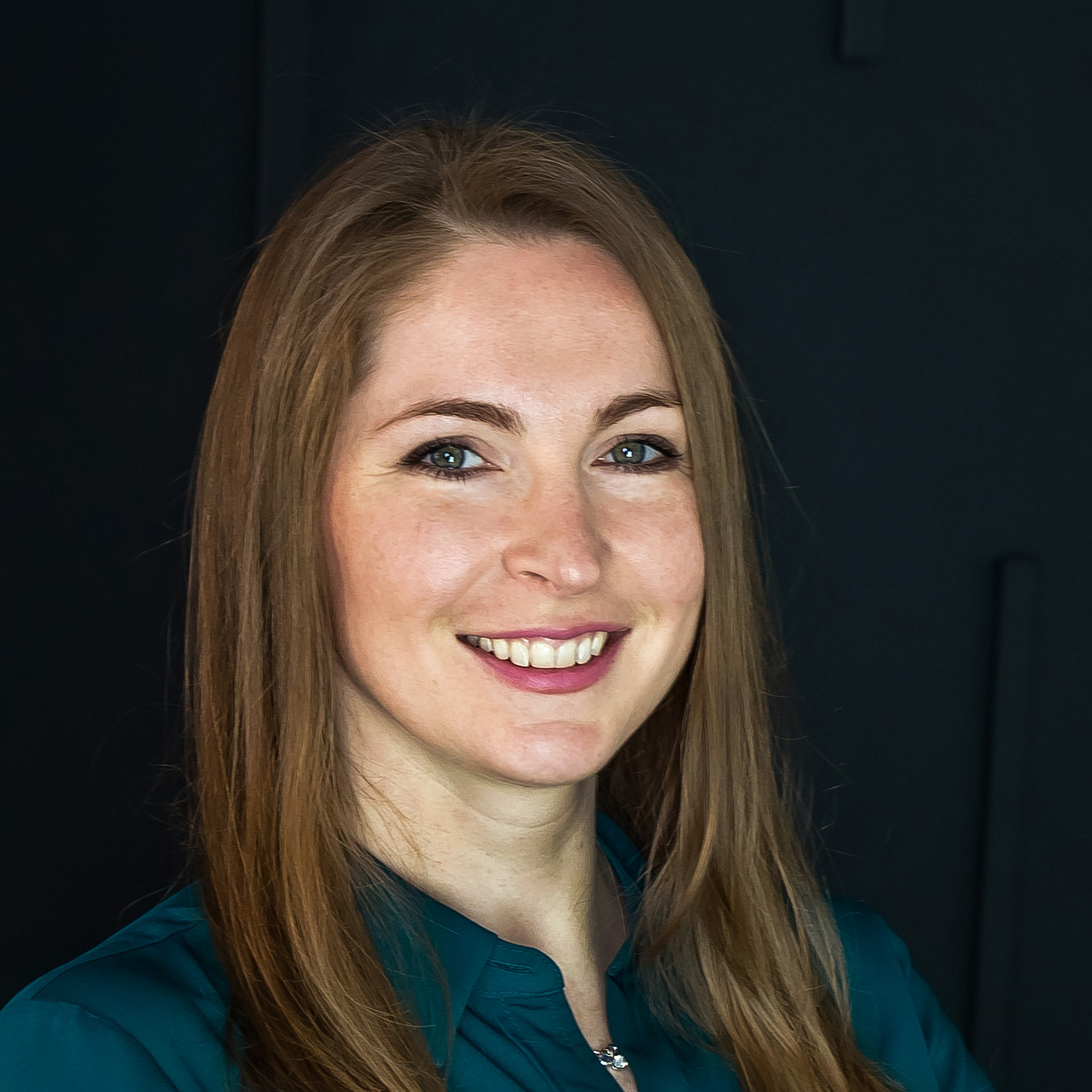 Portrait photo of Elena Alexander